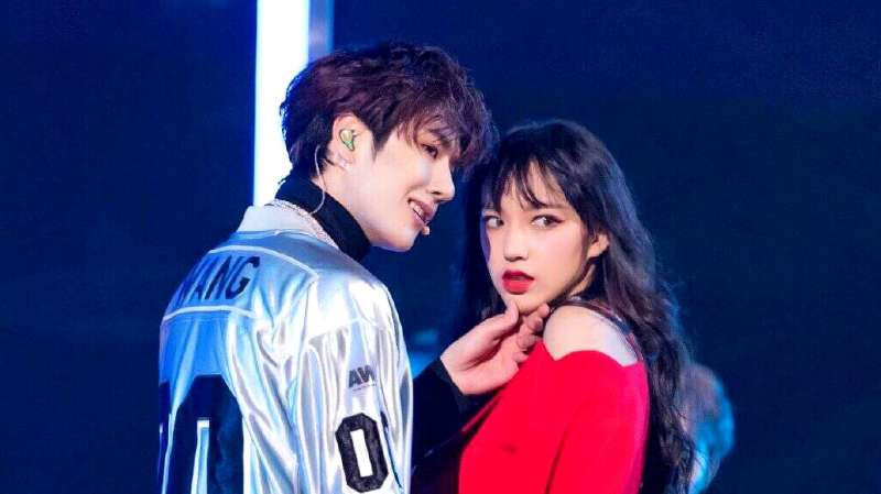 王一博和女明星热舞用手挑程潇下巴太撩了网友两人好般配